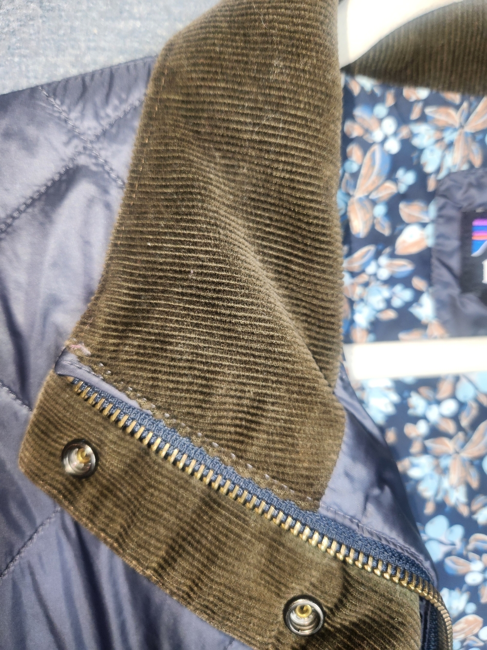 Patagonia Women's Quilted Navy Jacket - Picture 8 of 9